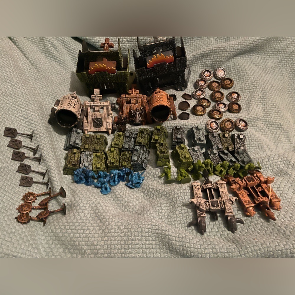 2007 BATTLEGROUND CROSSBOWS & CATAPULTS WAR CHEST STARTER SET KNIGHTS VS ORCS